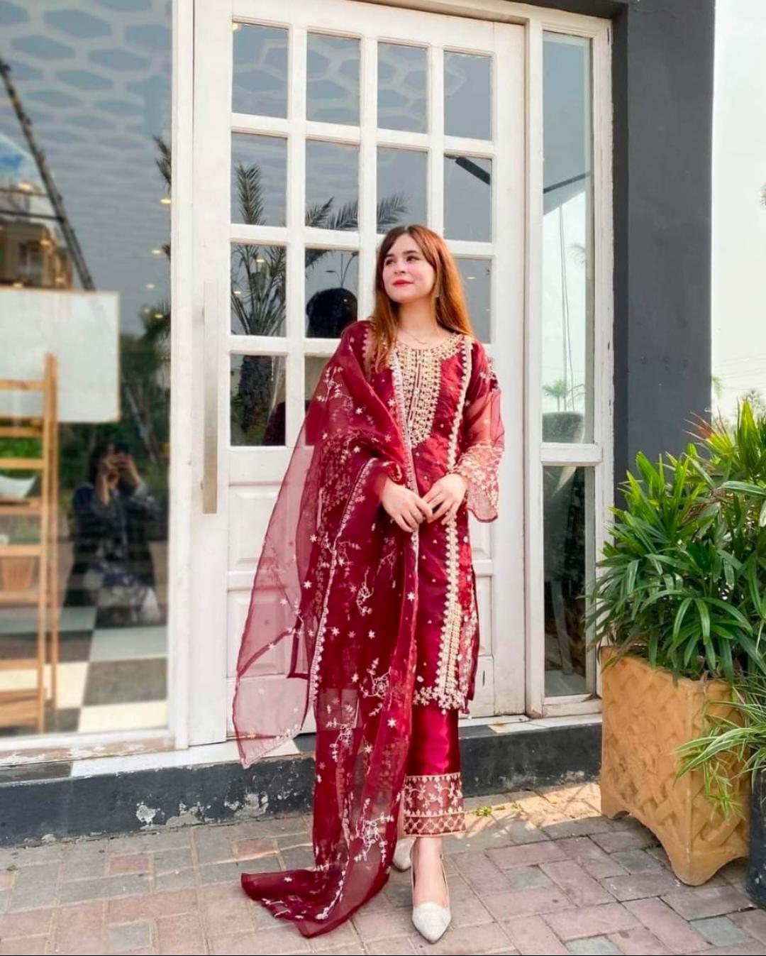 Elegant Organza Embroidered 3-Piece Suit Set Medium Size